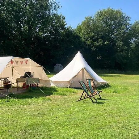 Campo de lujo Tin And Canvas Glamping Pickering, Canvas Capers Bell Tent